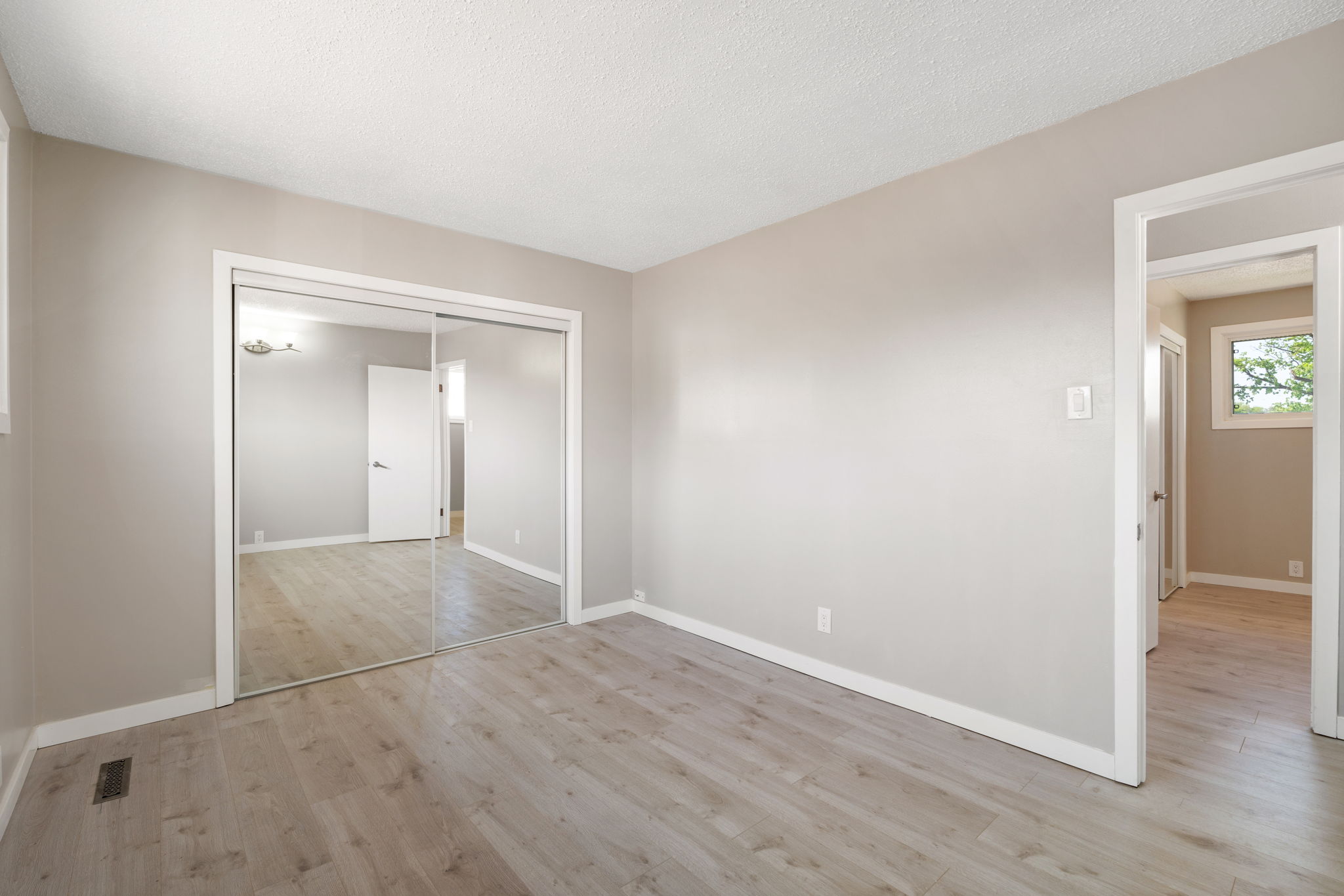 1147 Burrows Avenue - Interior-17