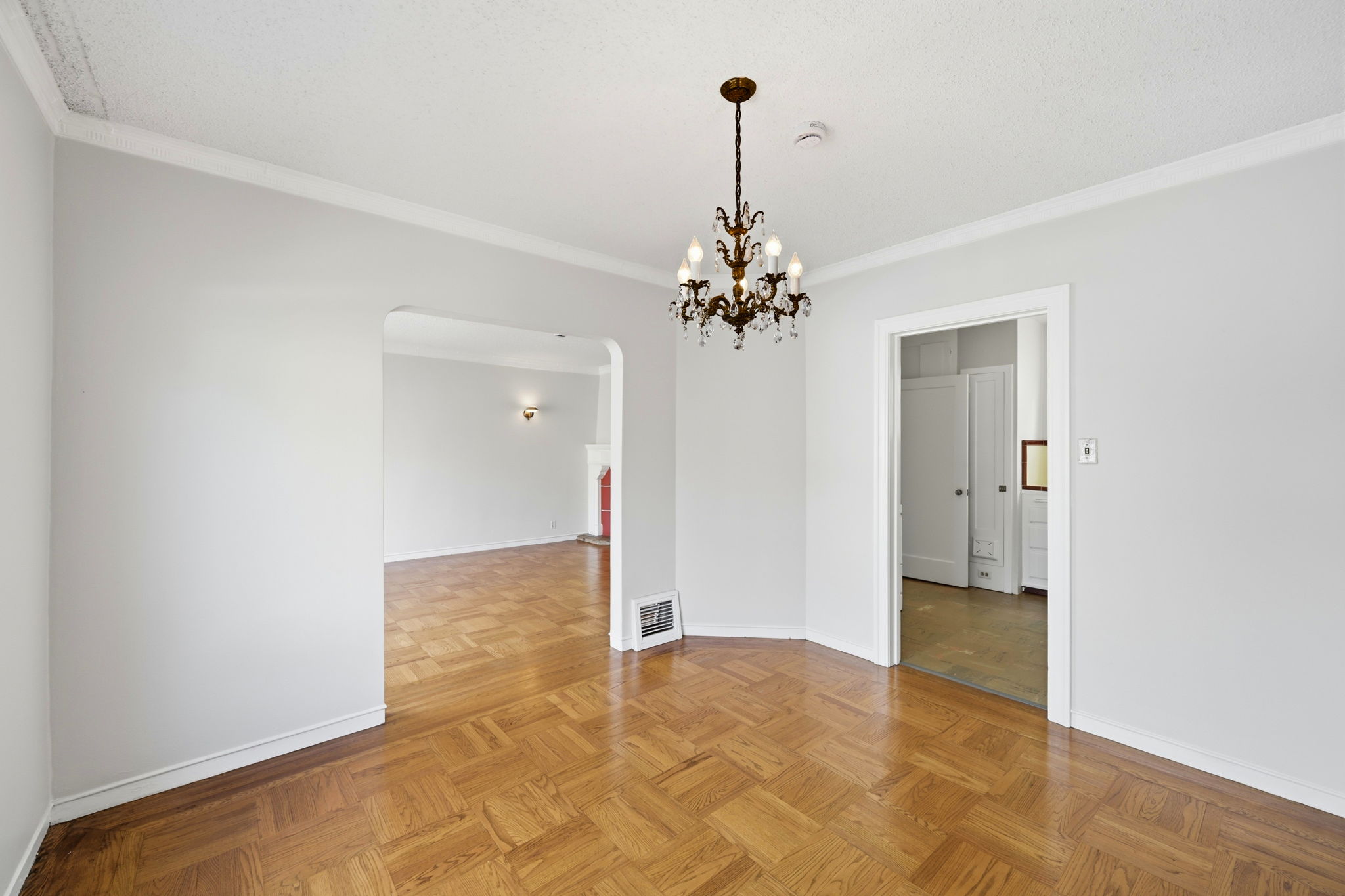 019_F8_115 Arleta Ave