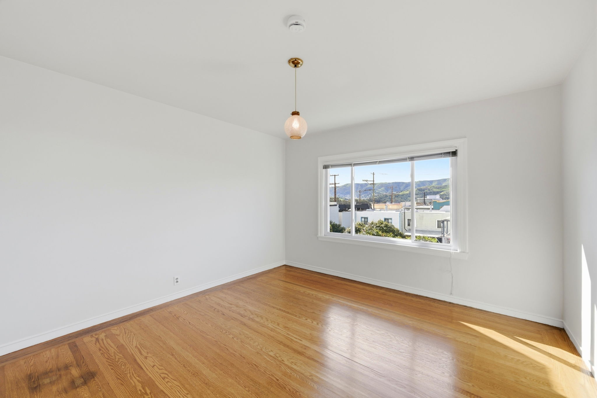 020_F8_115 Arleta Ave