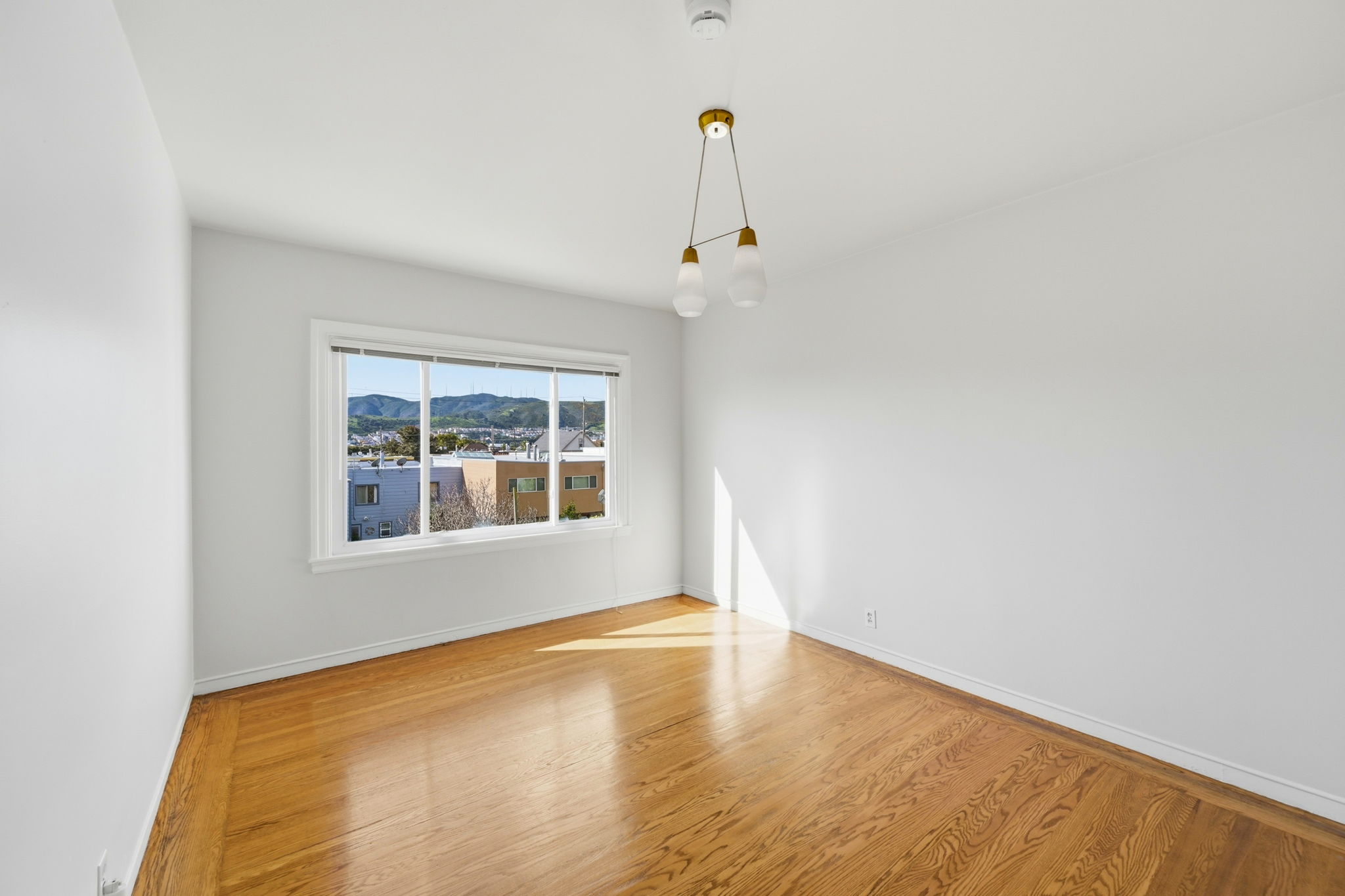 022_F8_115 Arleta Ave