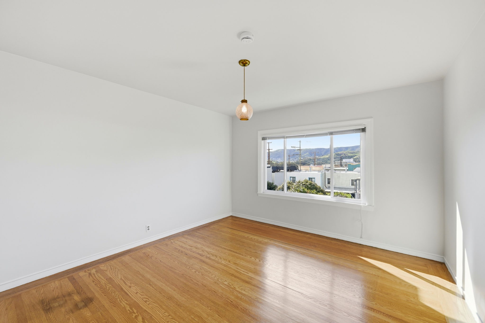 025_F8_115 Arleta Ave