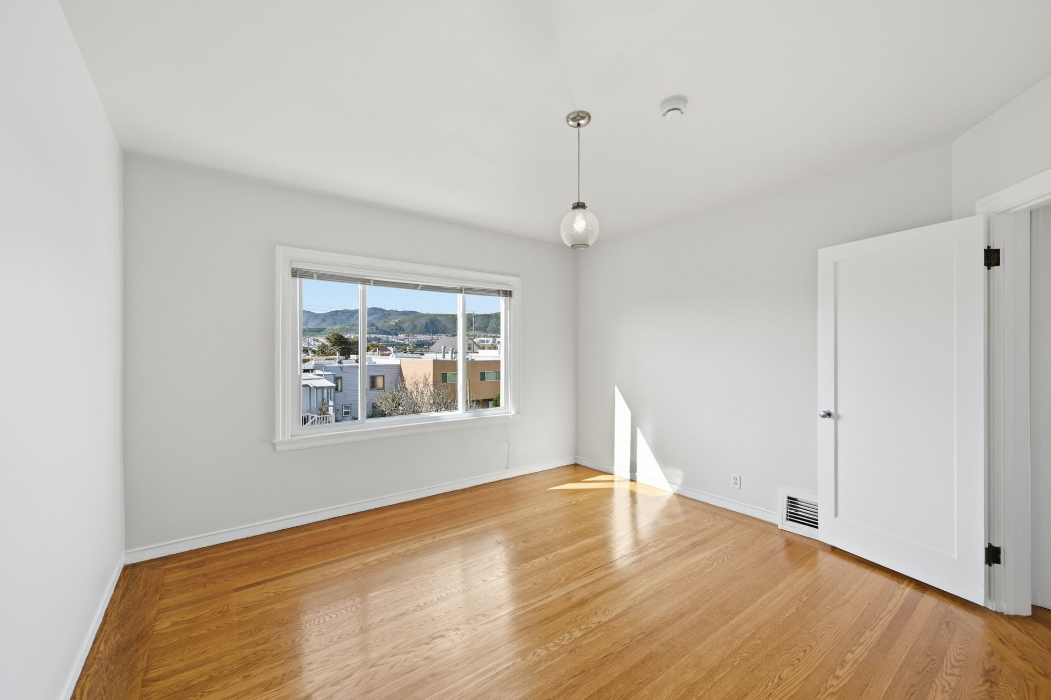 026_F8_115 Arleta Ave