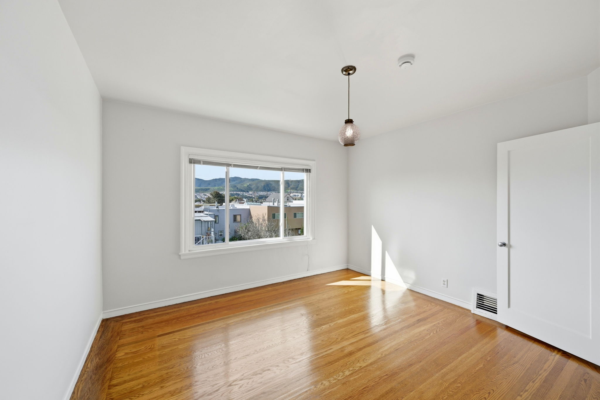 027_F8_115 Arleta Ave