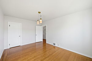 024_F8_115 Arleta Ave