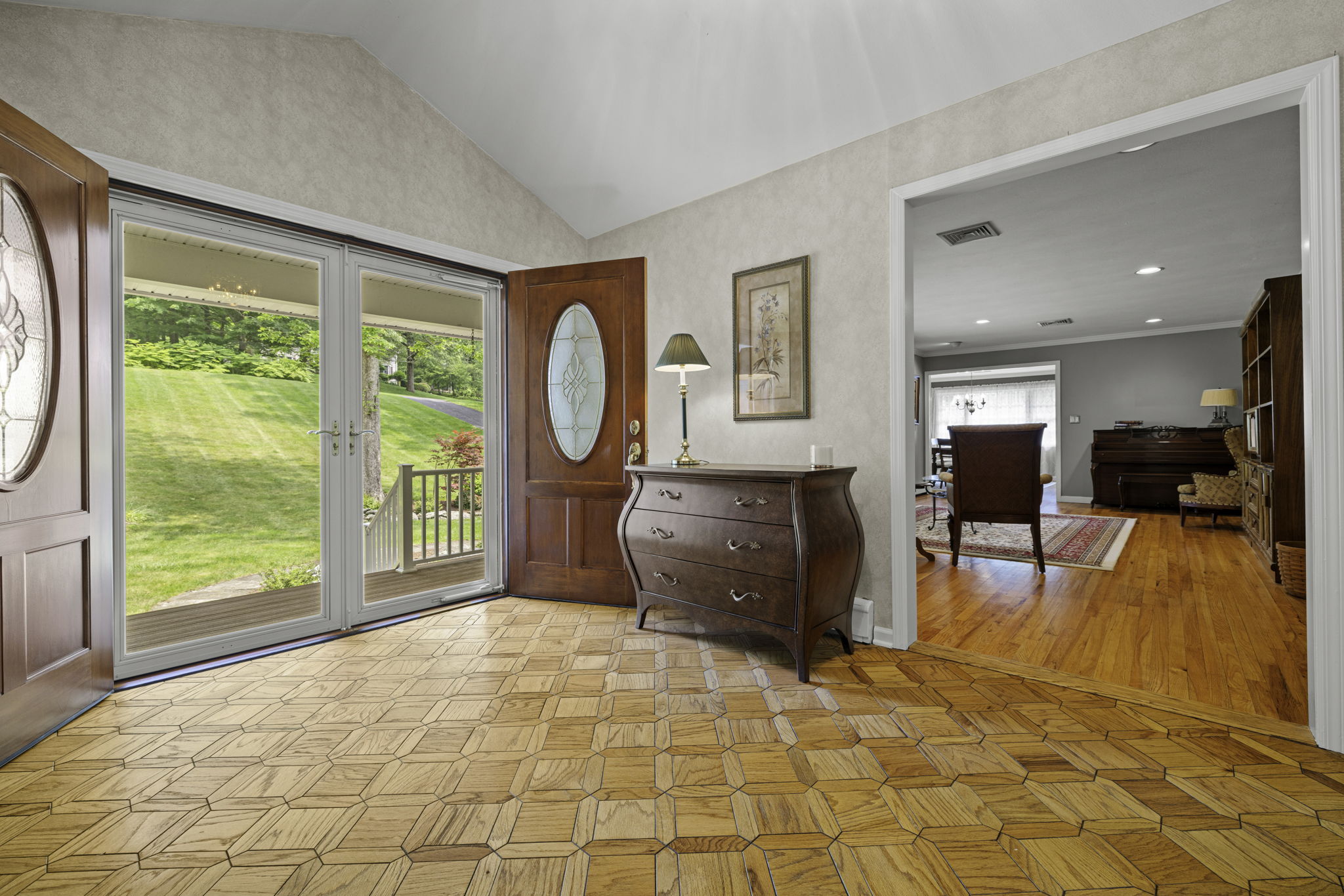 Foyer/Living Room