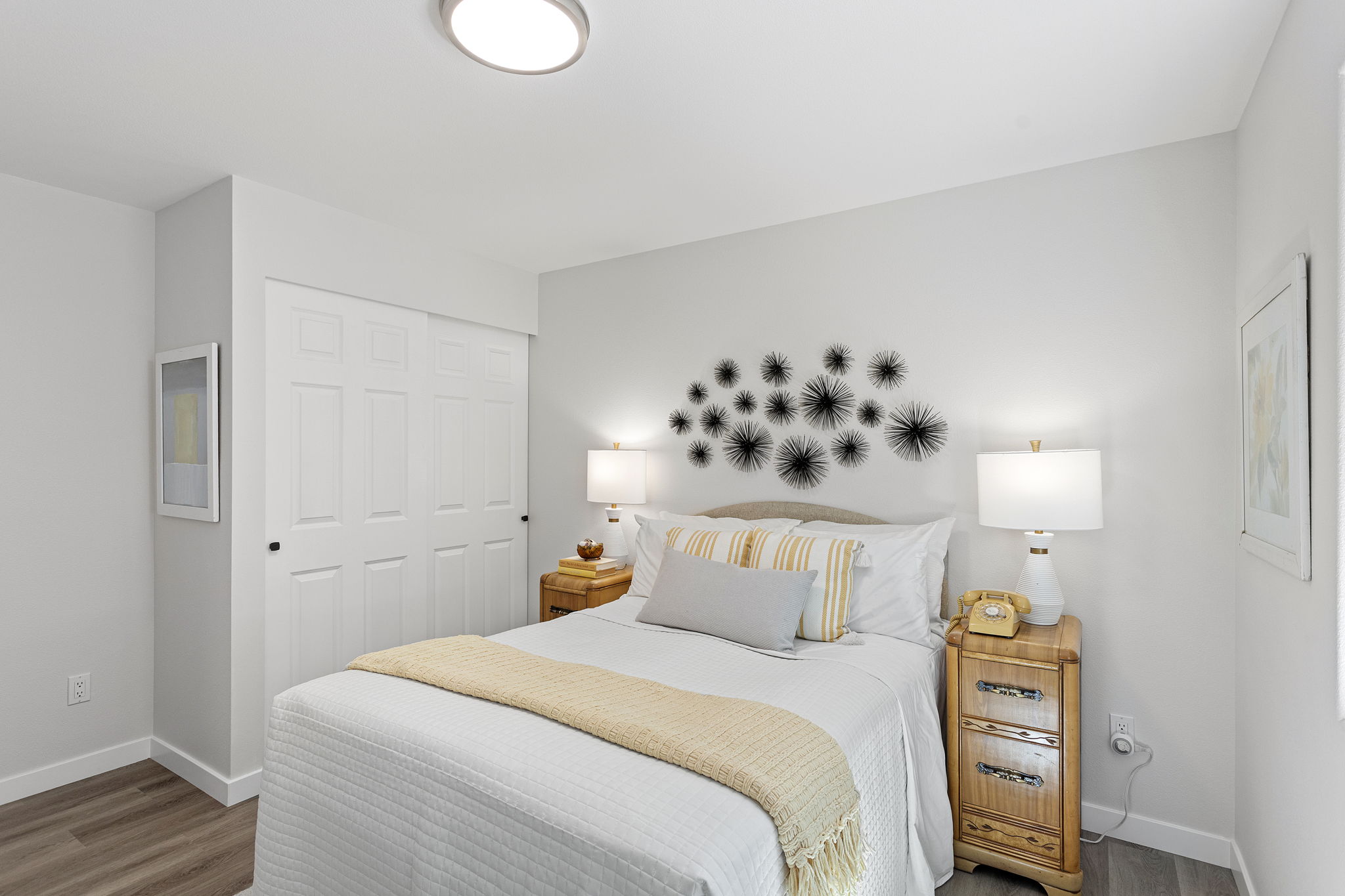 Plenty of storage and a versatile layout for rest or work.