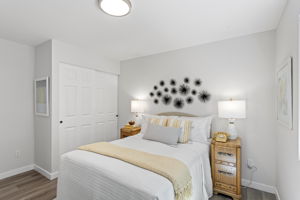 Plenty of storage and a versatile layout for rest or work.