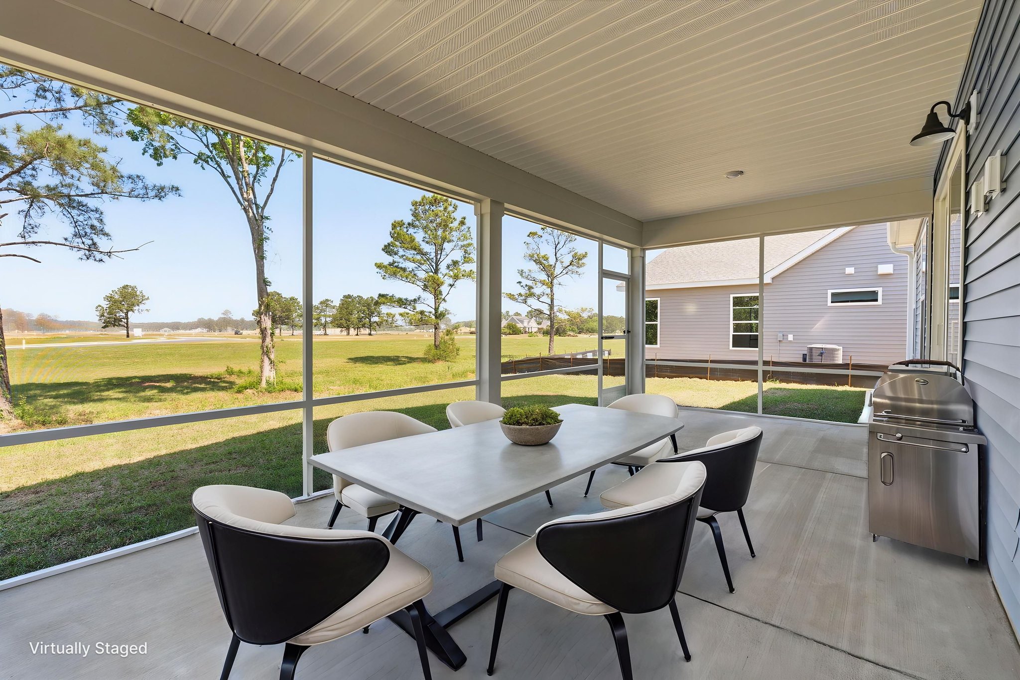 DSC01132 virtually staged.jpeg