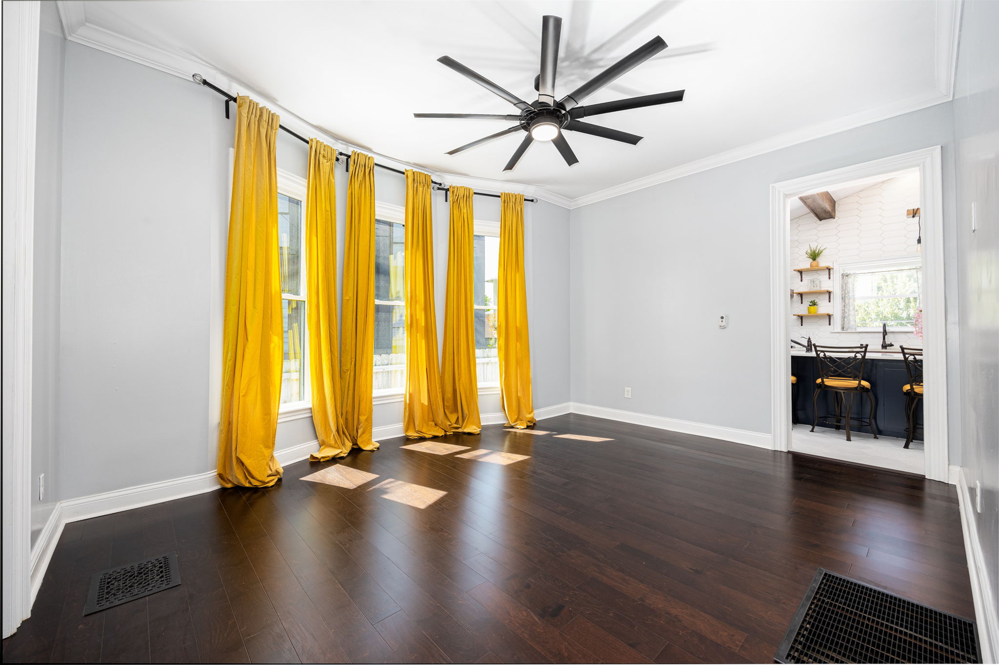 154 E Long St 014