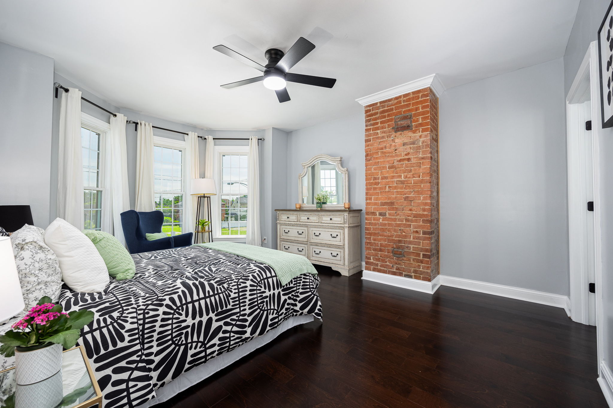 154 E Long St 029