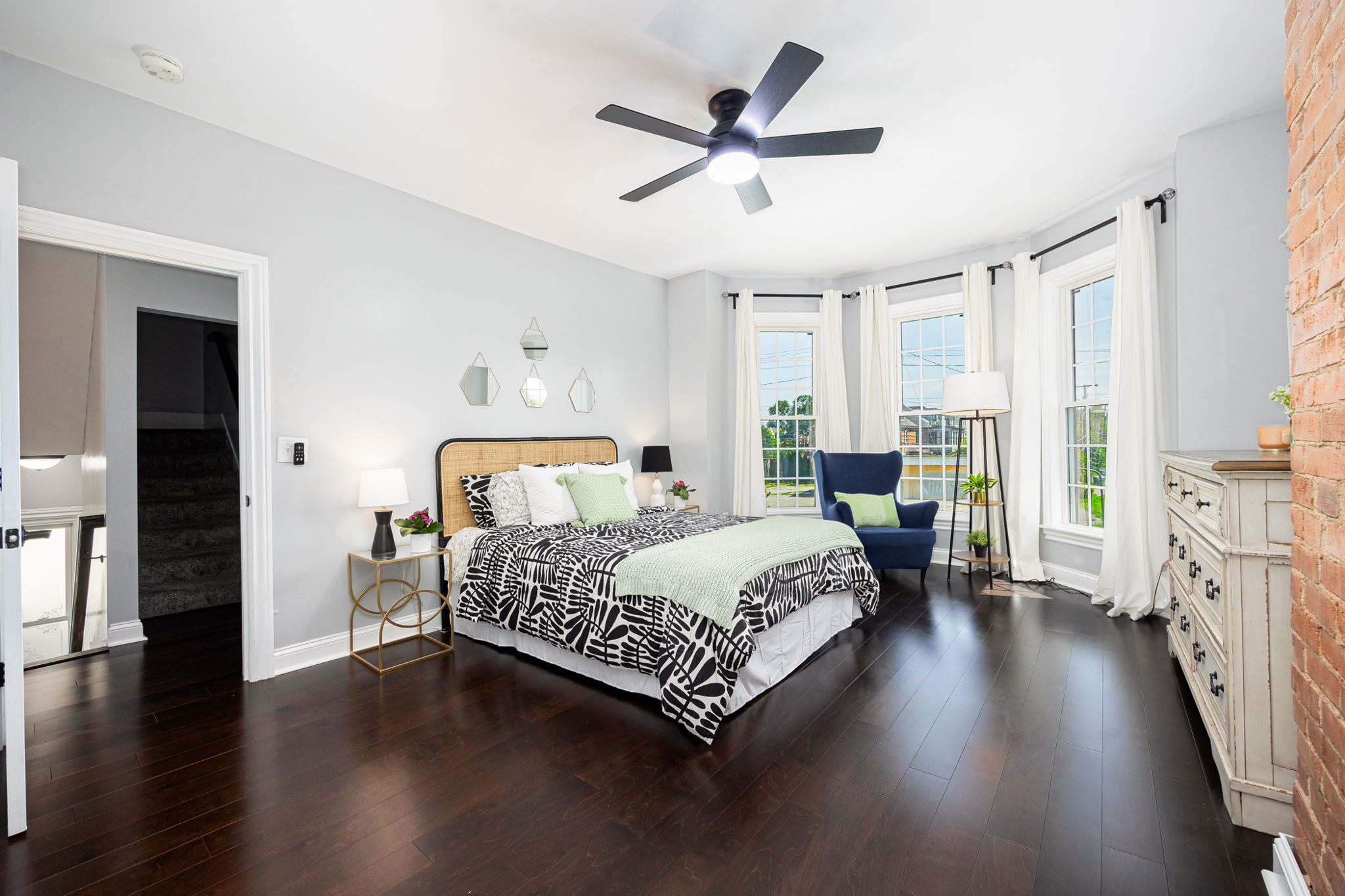 154 E Long St 030