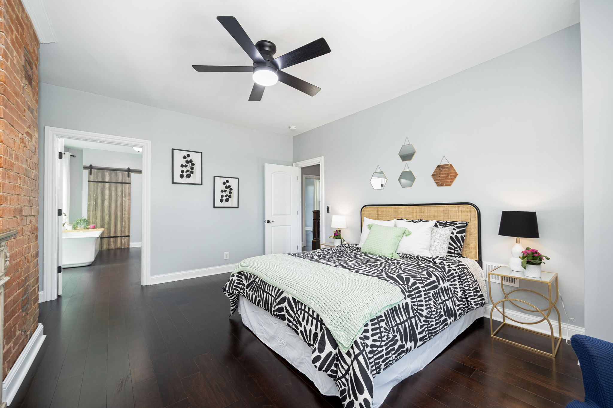 154 E Long St 031