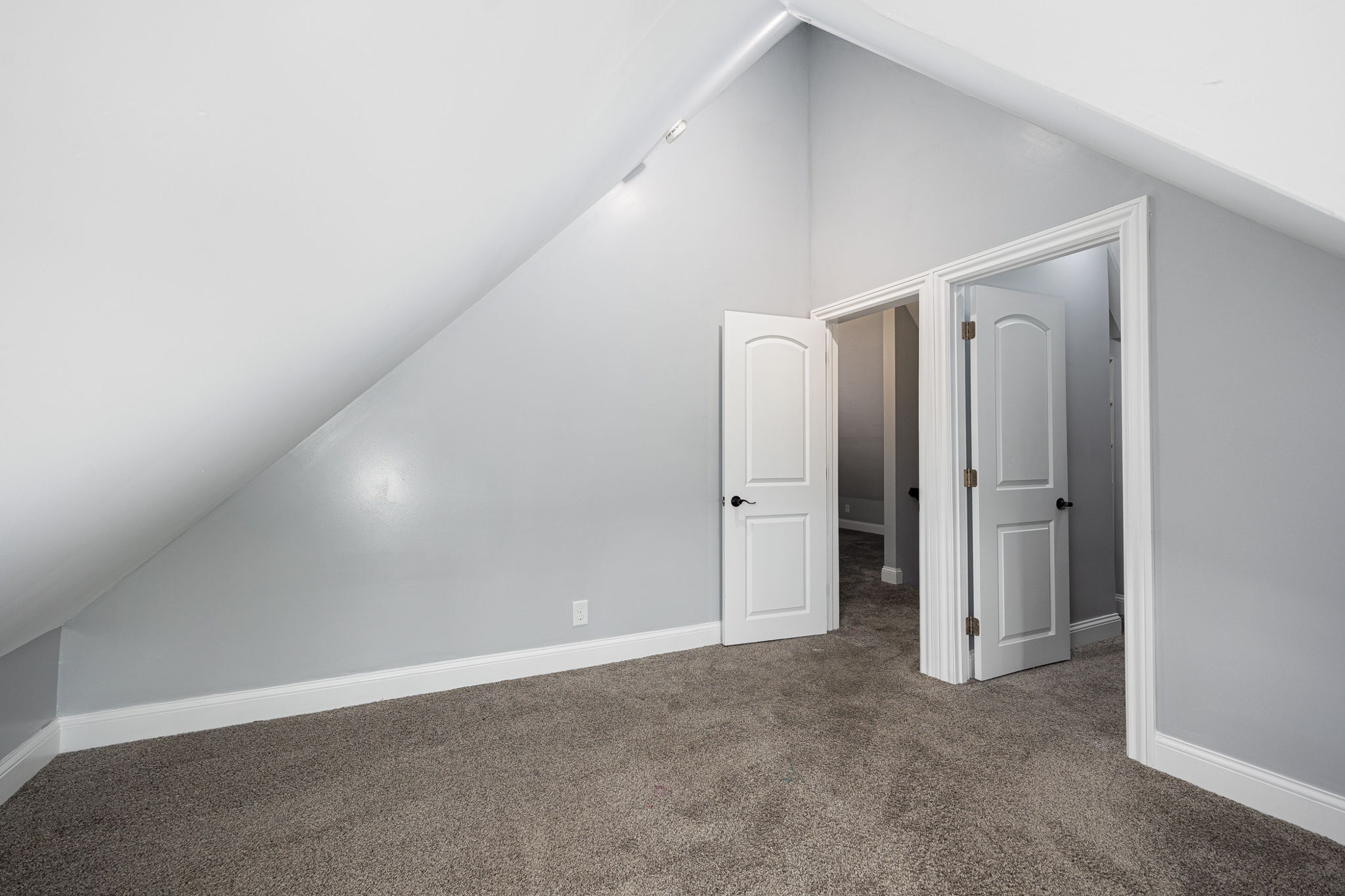 154 E Long St 045
