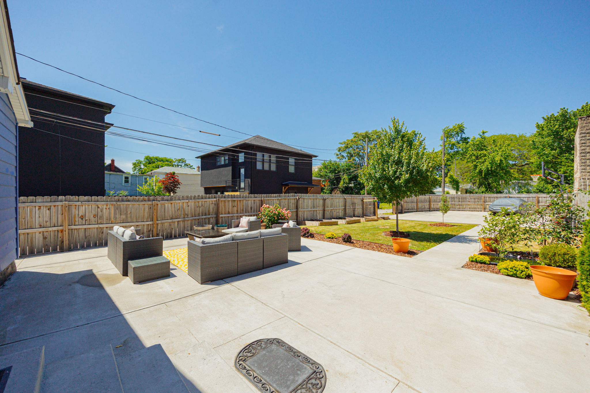 154 E Long St 056