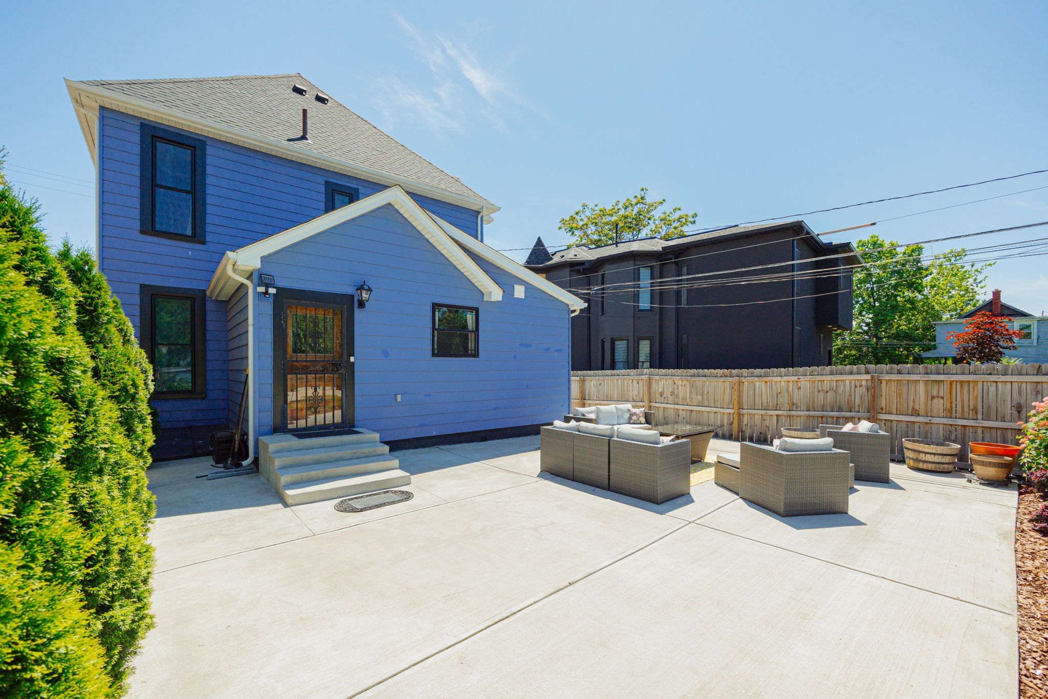 154 E Long St 057