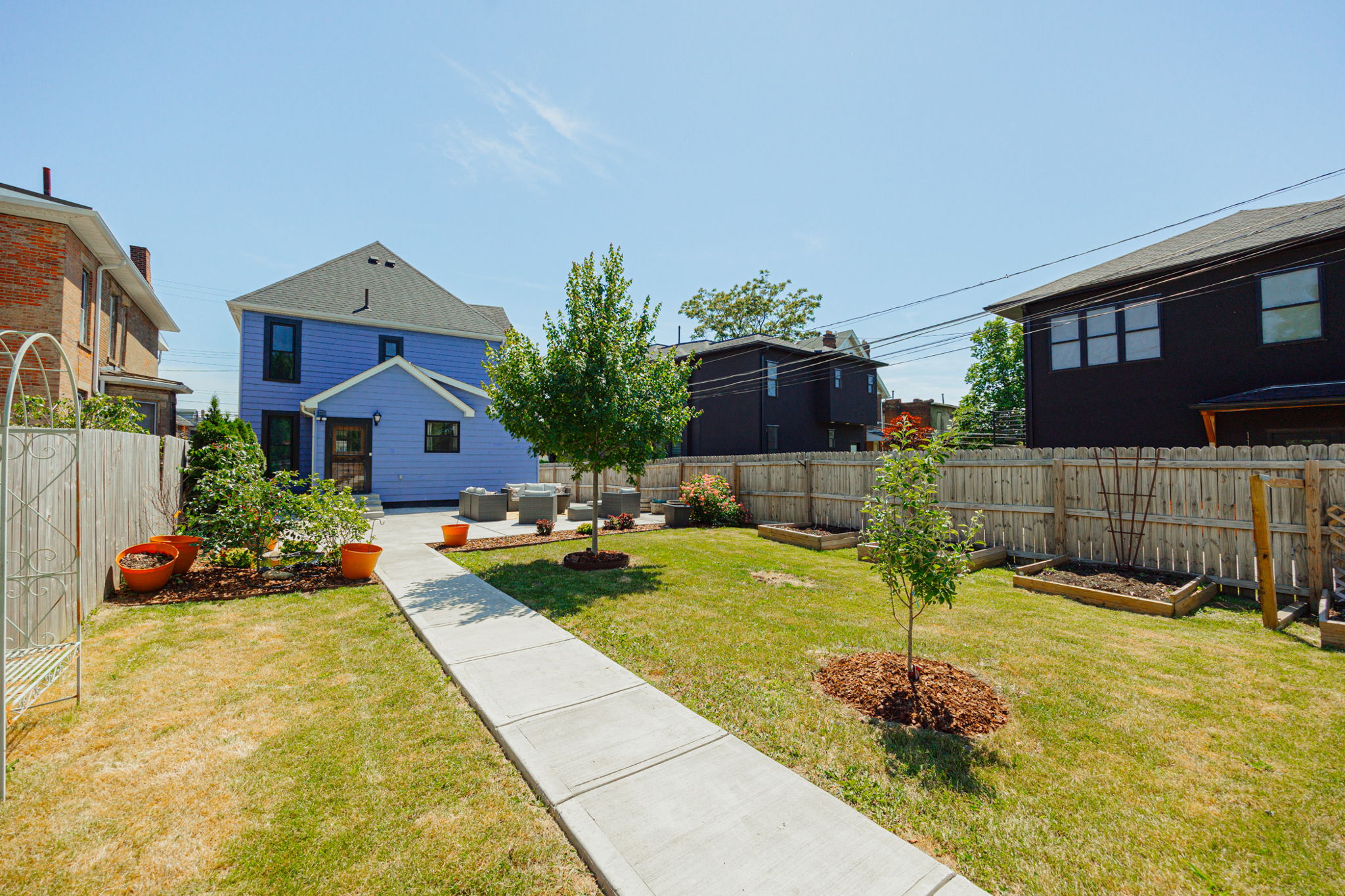 154 E Long St 066