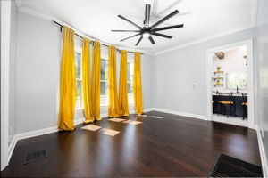 154 E Long St 014