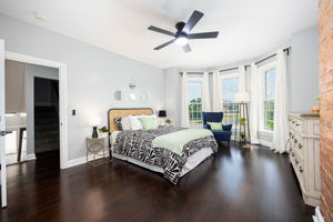 154 E Long St 030