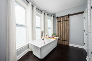 154 E Long St 033