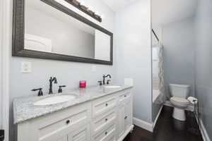 154 E Long St 037