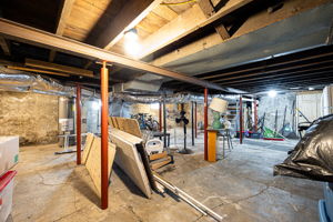 154 E Long St 048