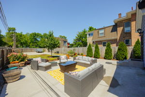 154 E Long St 059