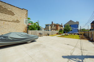 154 E Long St 062