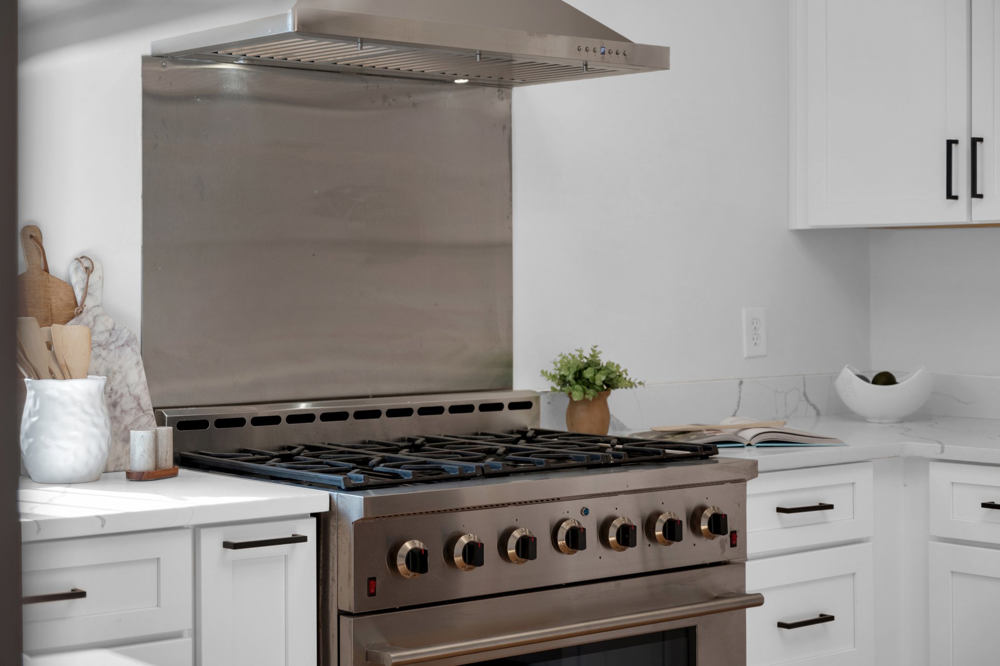 Enlarged Gas Stovetop/Oven with Range Hood