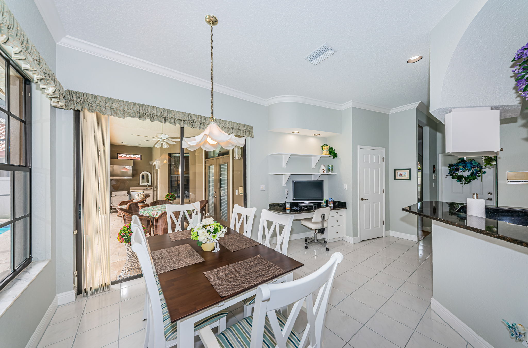 Kitchen Eat-in Area 2