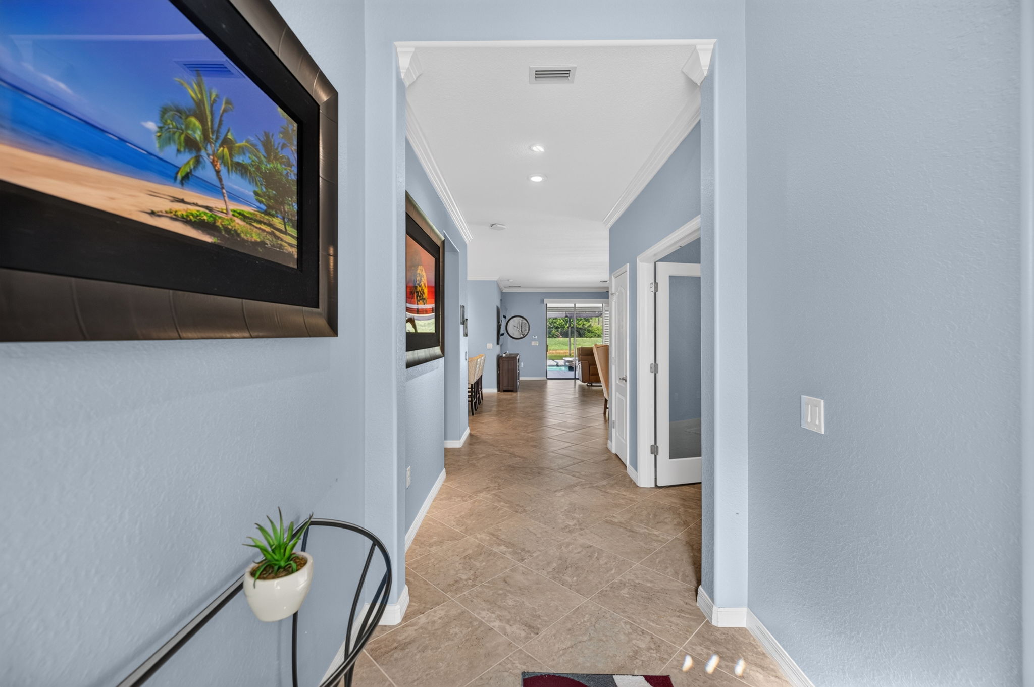 Foyer 1 of 2