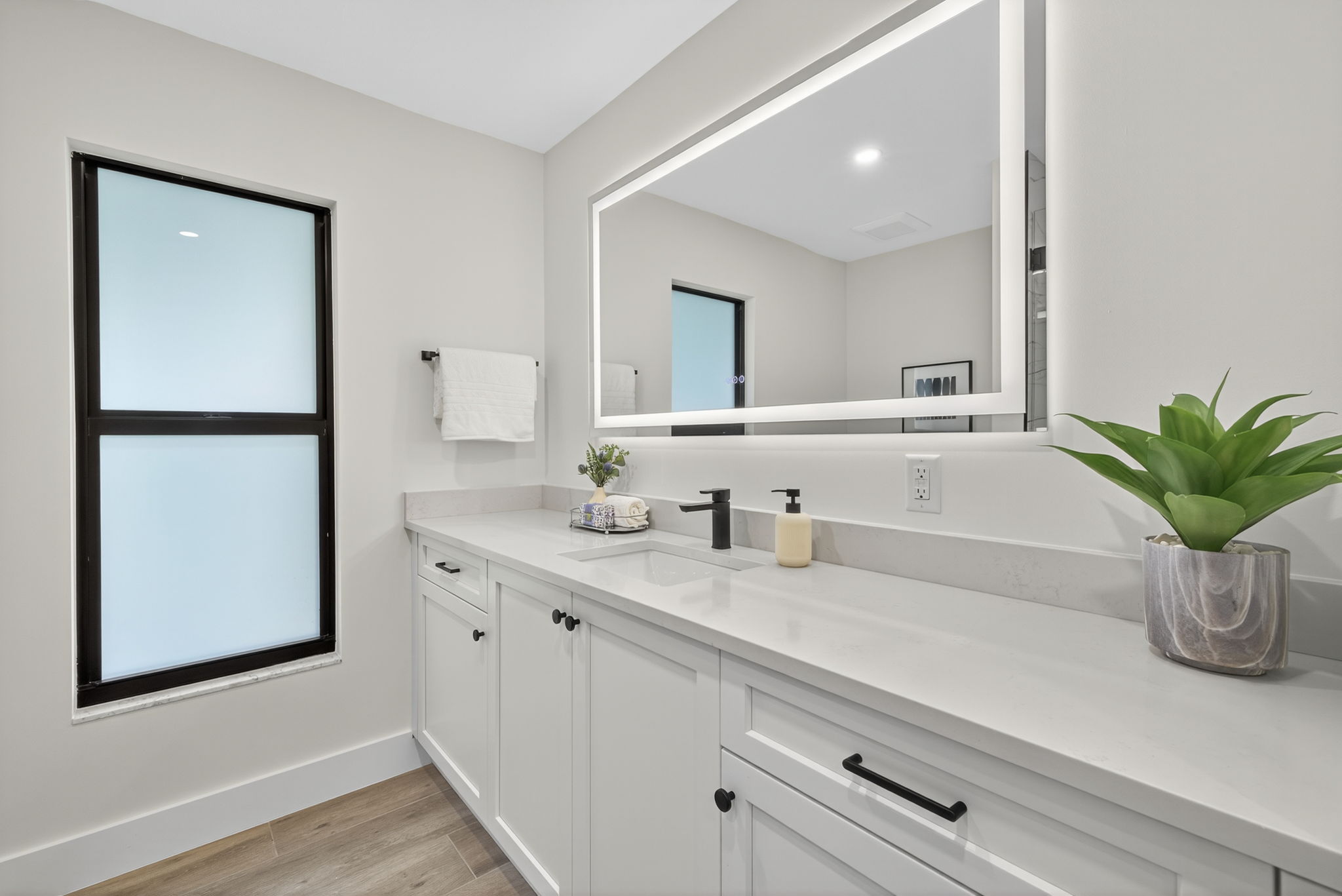 Guest Bathroom 2 - 1 of 2