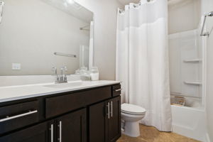 Main floor full guest bath w/linen closet