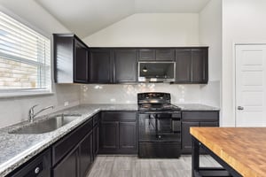 Saranac Dr-2305-010.jpg