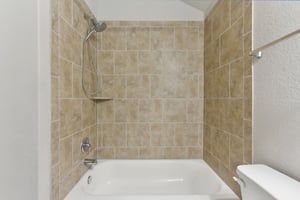Saranac Dr-2305-014.jpg