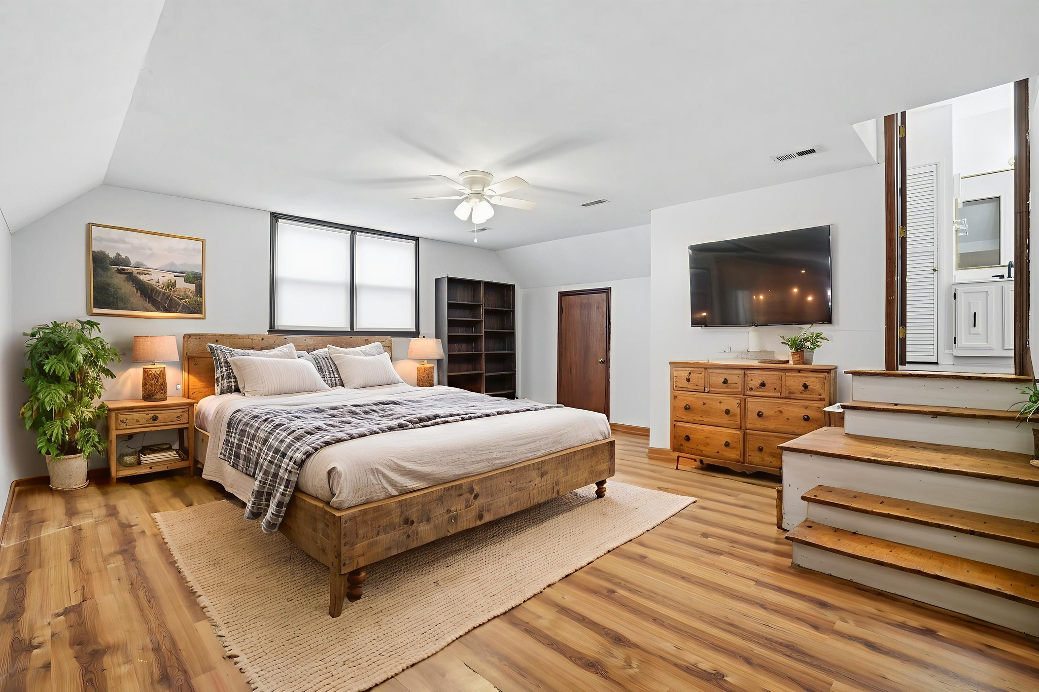 027_DSC00928 virtually staged.jpeg