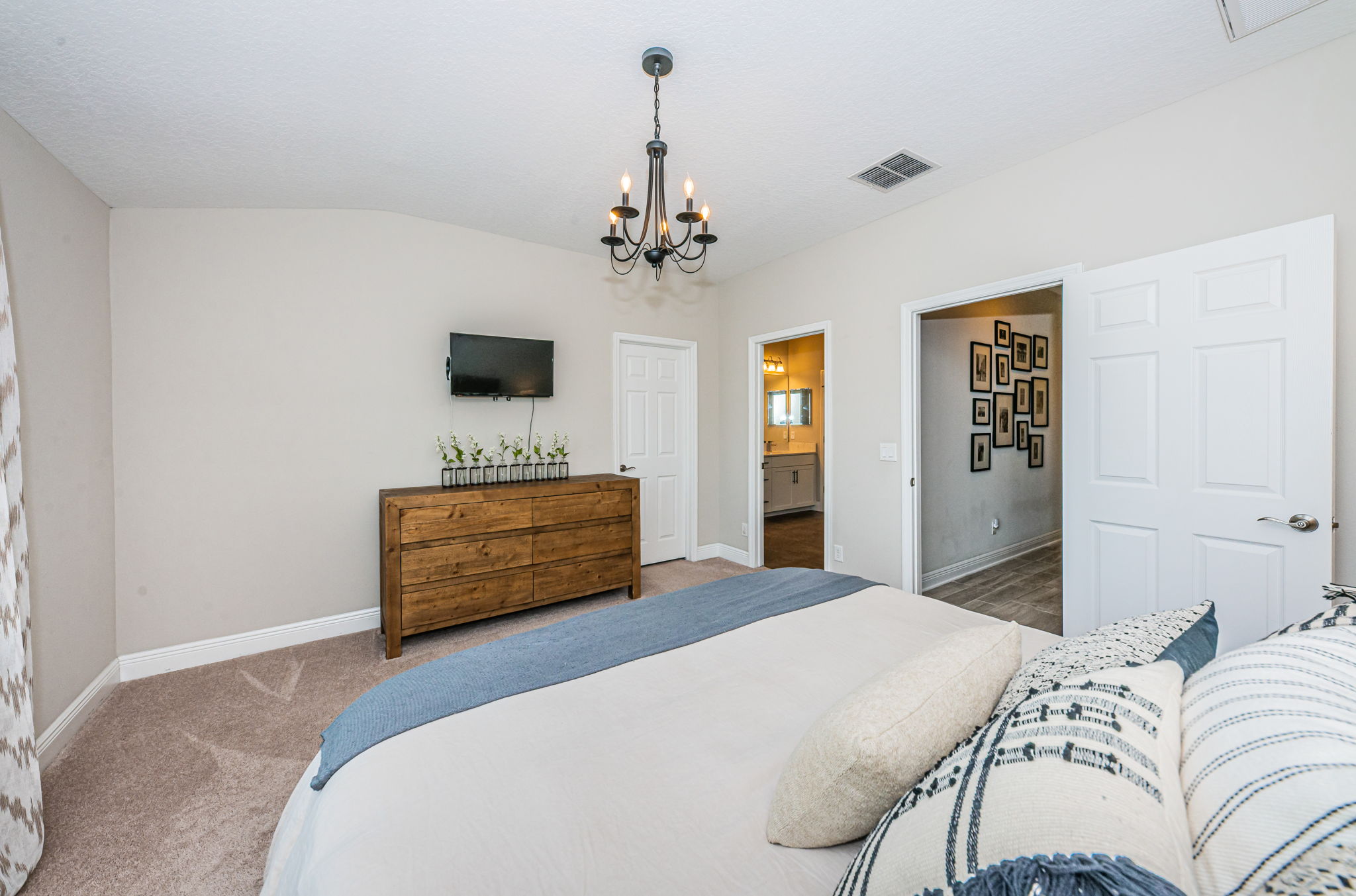 Upper Level Master Bathroom1c