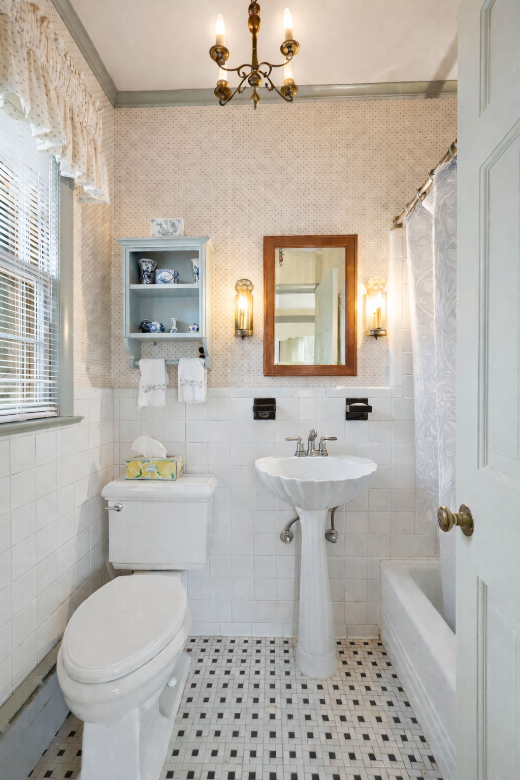 Ensuite full bathroom