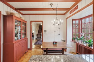 Sunny breakfast nook w/ bay window