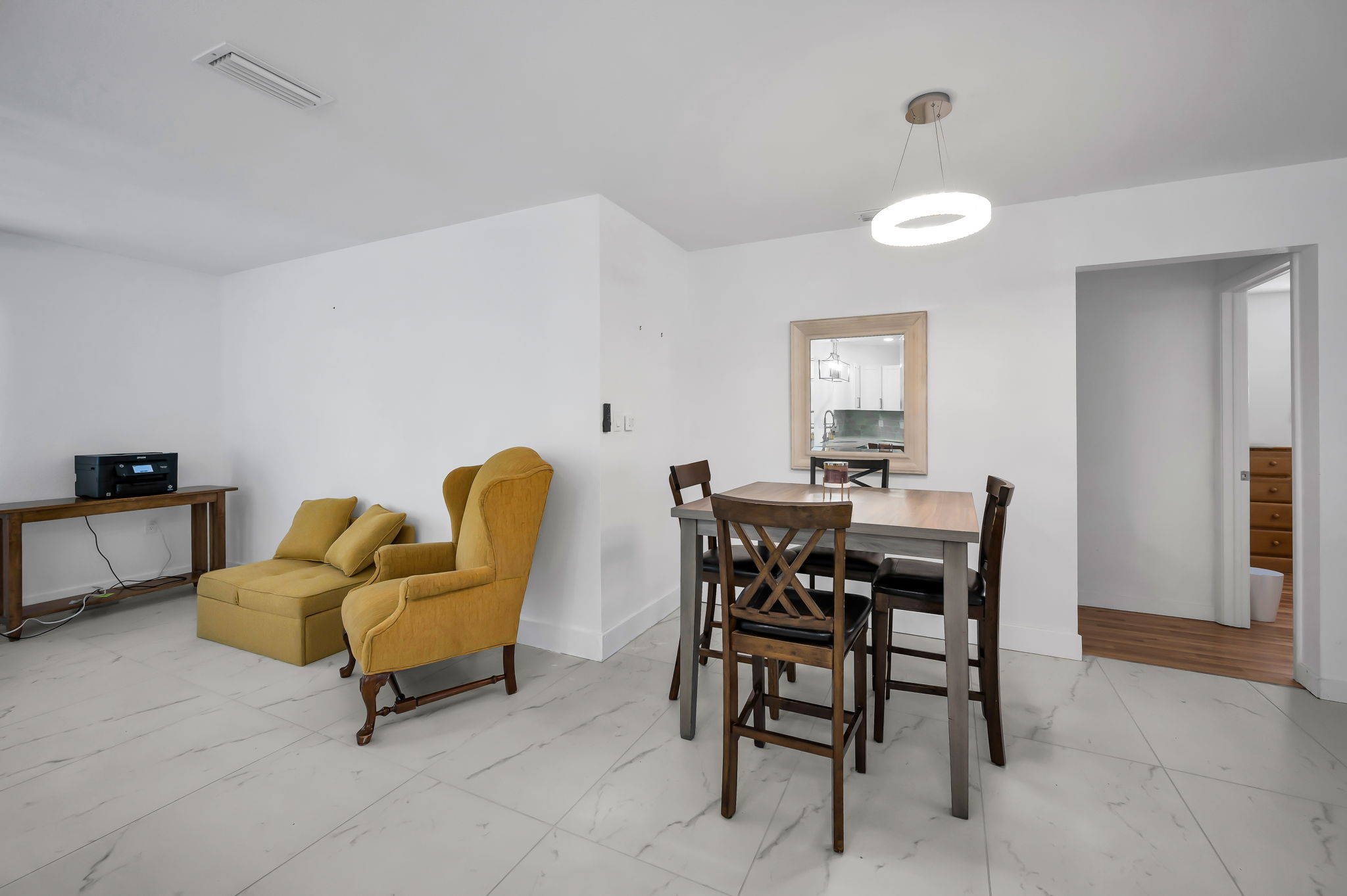 Kitchen Eat-in Area1