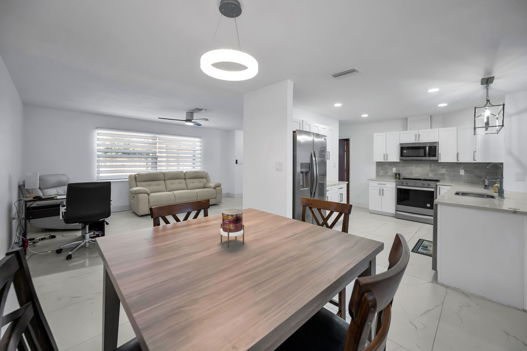 Kitchen Eat-in Area3