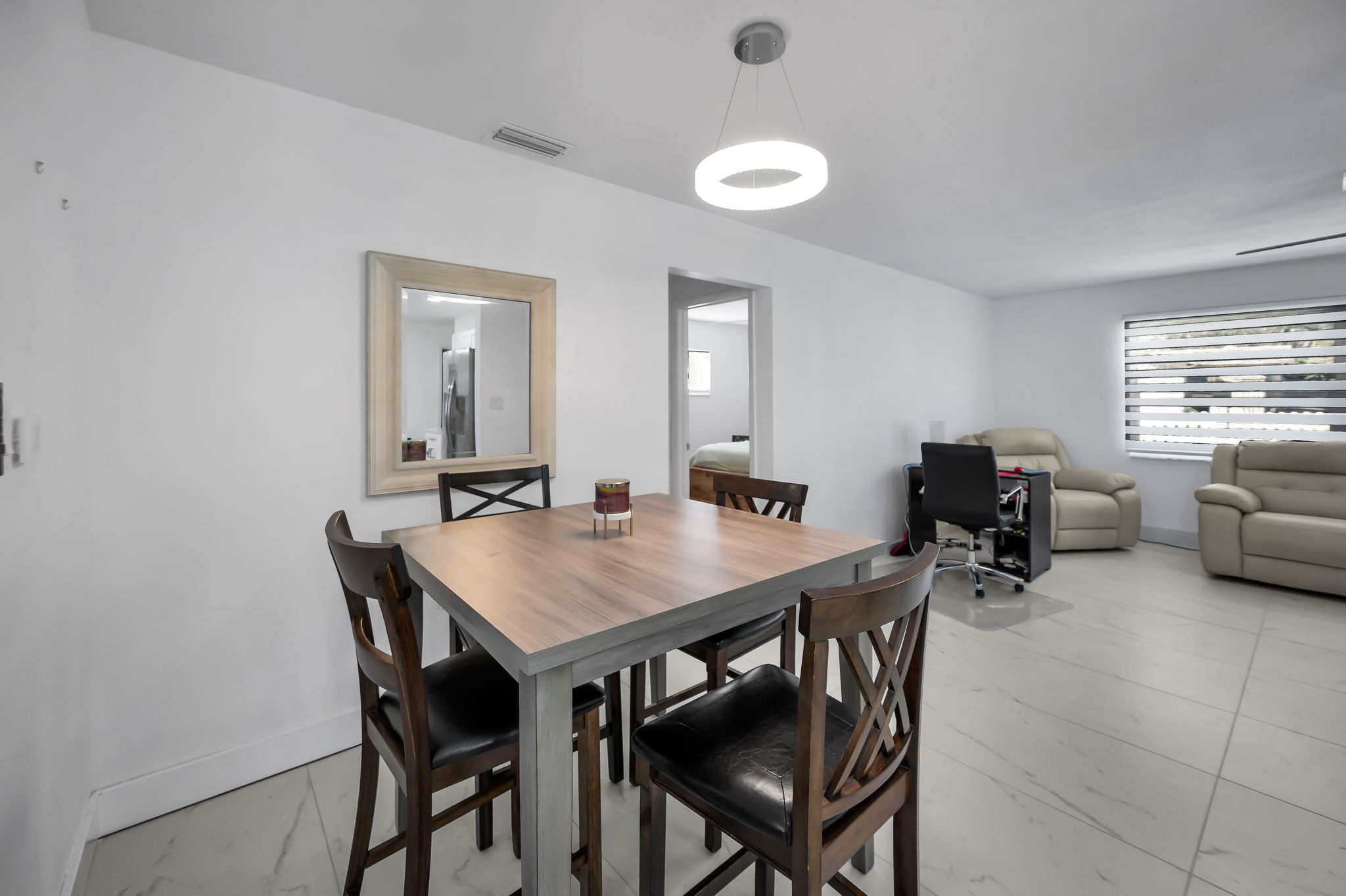 Kitchen Eat-in Area4