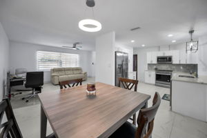 Kitchen Eat-in Area3