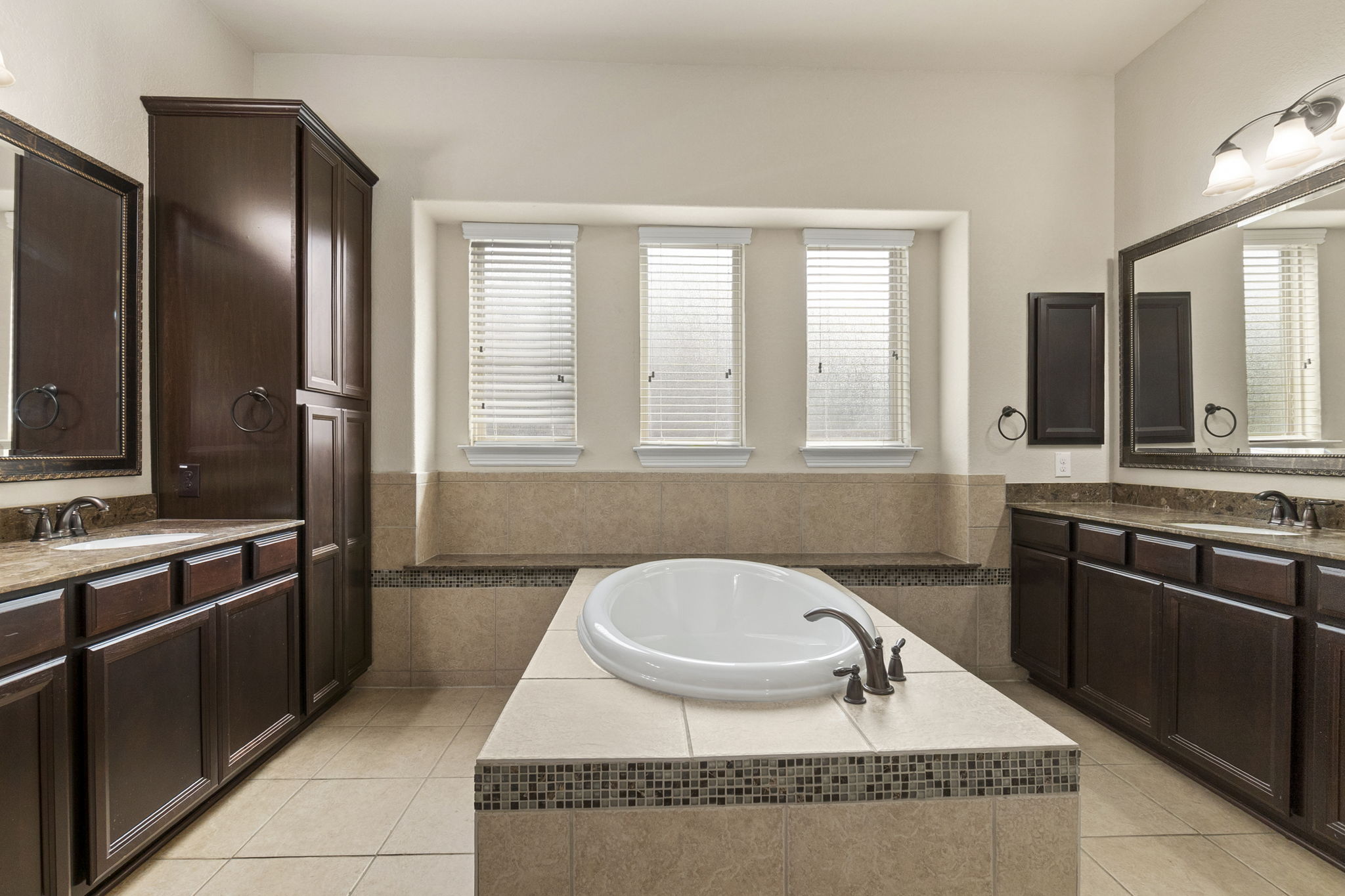 Light fill Ensuite with Privacy Windows