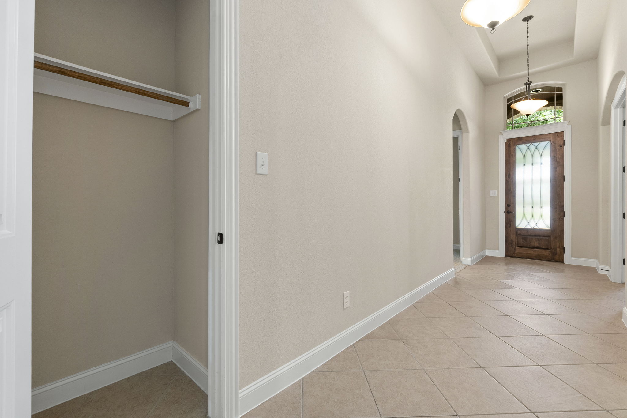 Nice Foyer, Come on in