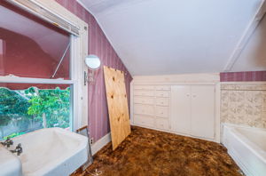 Upper Level Bathroom3