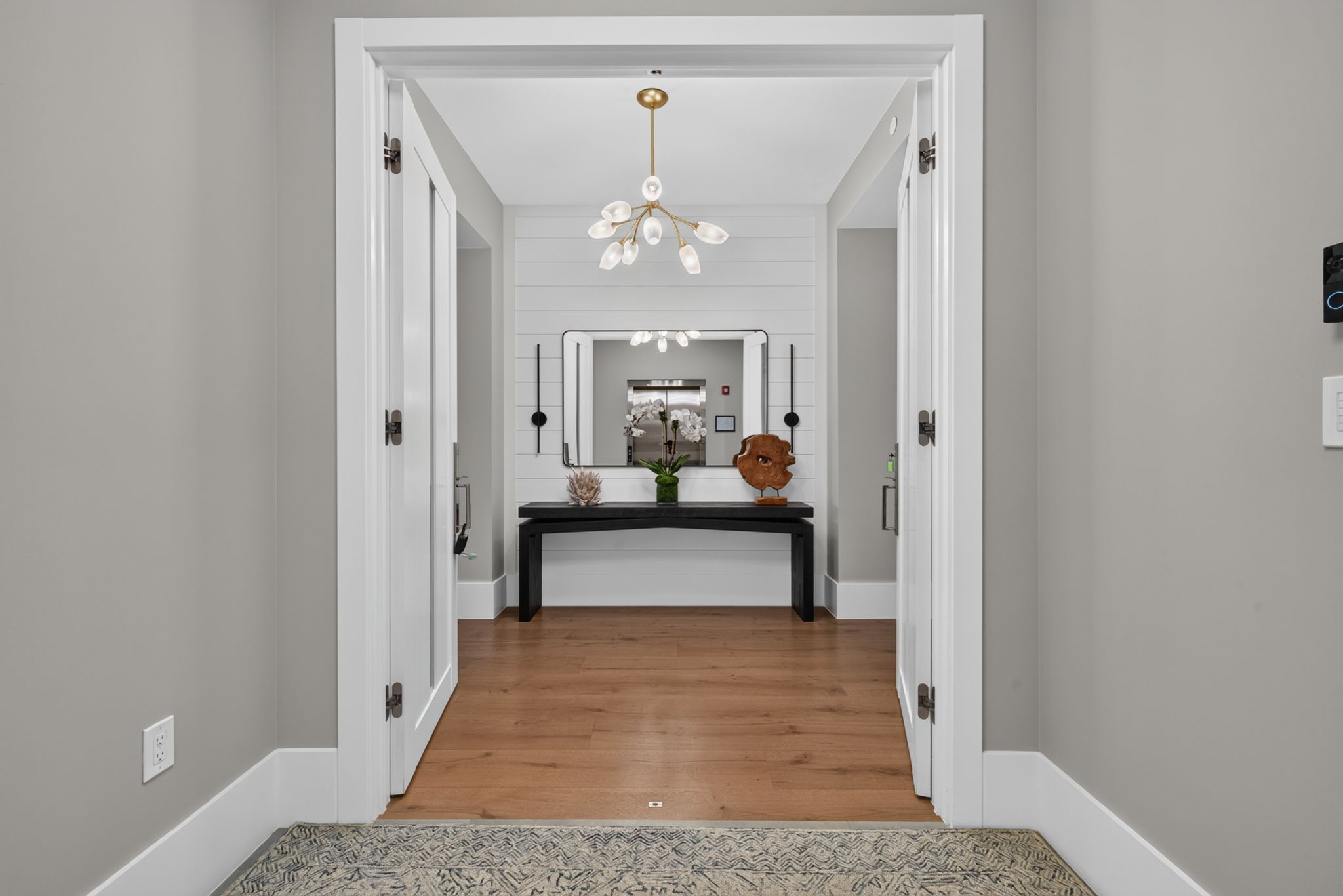 Foyer 1 of 3