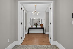 Foyer 1 of 3