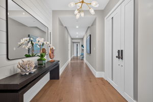 Foyer 2 of 3