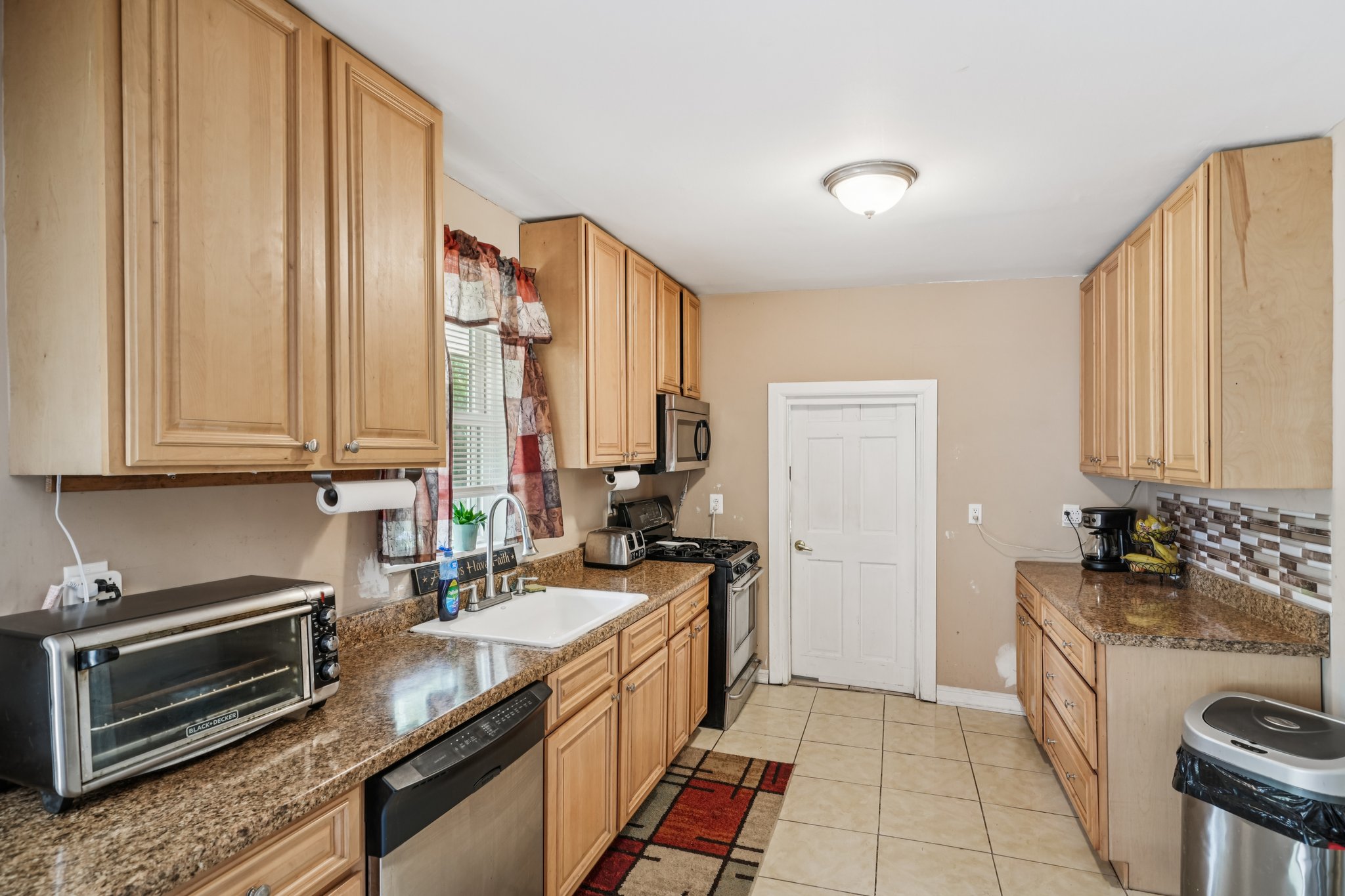 Manitee Ave-S1408-013.jpg