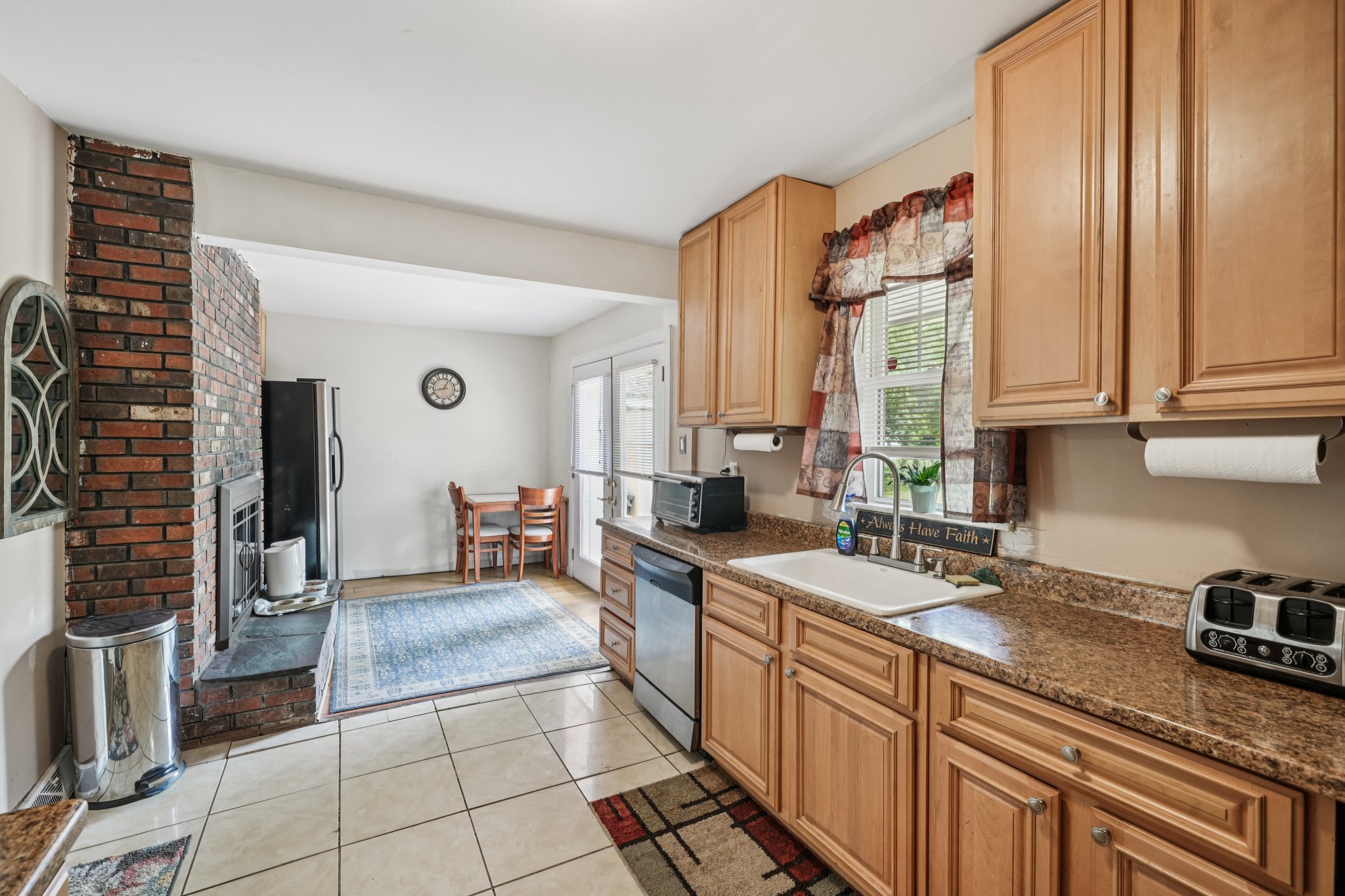 Manitee Ave-S1408-015.jpg